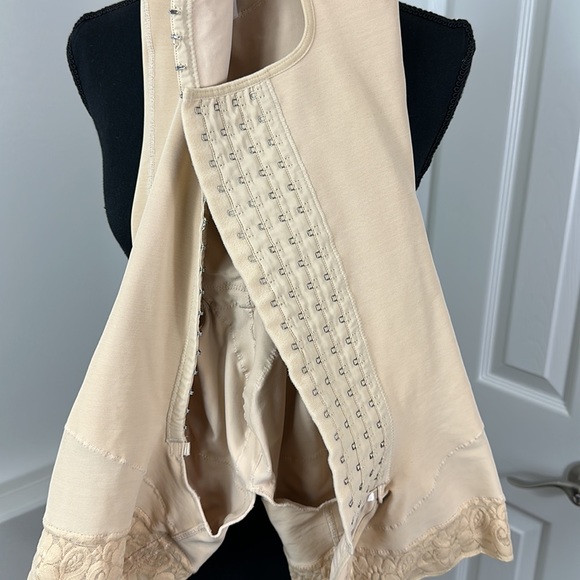 Tan color bodysuit undergarment SHAPEWEAR size M - Picture 5 of 6